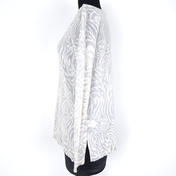 Vineyard Vines Superfine Merino Wool Animal Print V-Neck Sweater, size XS - Picture 2 of 13